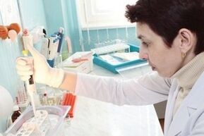 É moi importante diagnosticar a prostatite a tempo usando probas, isto acelerará a recuperación